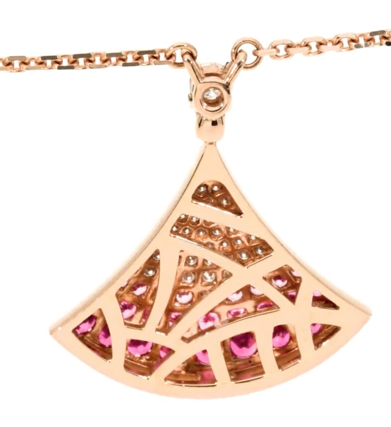 寶格麗Divas’ Dream 項鍊，18K玫瑰金鑲飾 1 顆圓形明亮型切割鑽石（0.07 克拉）、明亮型切割粉紅色藍寶石（0.57 克拉）和密鑲鑽石（0.14 克拉），售價NT$146,300