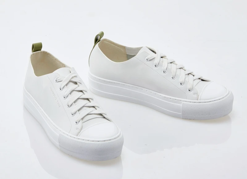 刺繡小白鞋，NT1,890