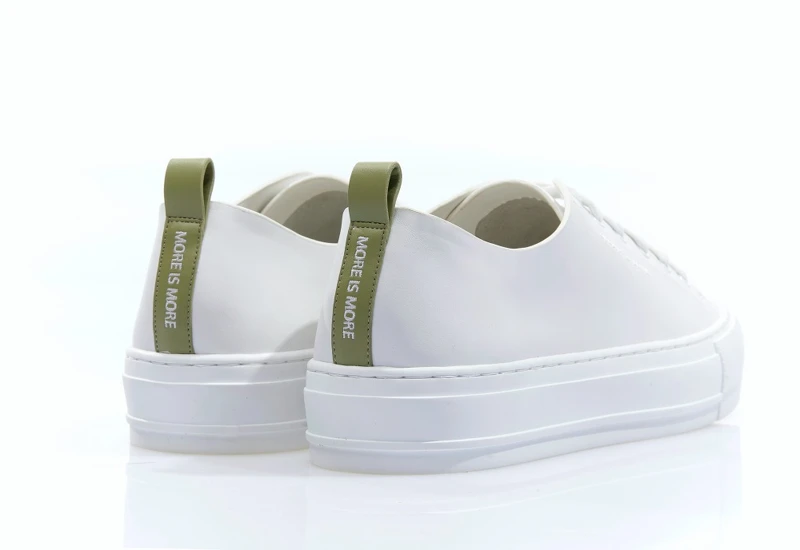 刺繡小白鞋，NT1,890