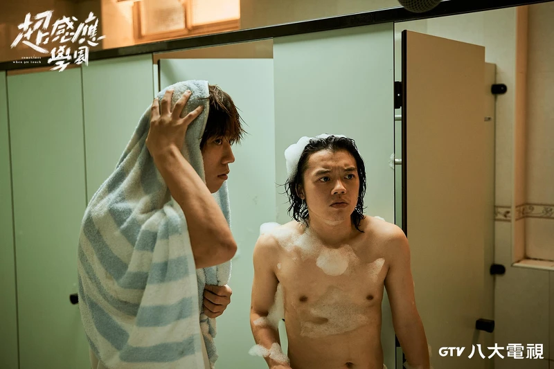 姜濤(左)和洪群鈞挑戰洗澡戲 姜濤(左)和洪群鈞挑戰洗澡戲