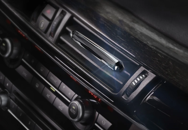 Bloomy Lotus Crystal車用擴香器情景照。