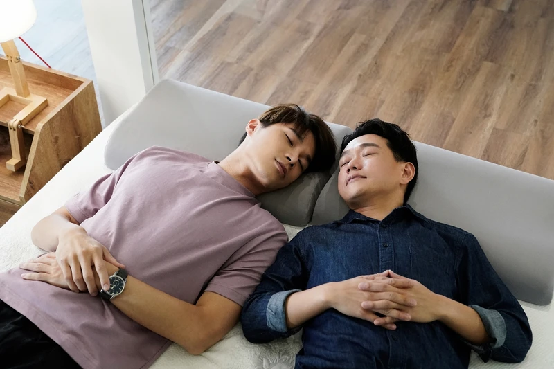 ▲被求婚的嘉明,其實非常擔心父母。(圖/華視、CATCHPLAY提供) ▲被求婚的嘉明,其實非常擔心父母。(圖/華視、CATCHPLAY提供)