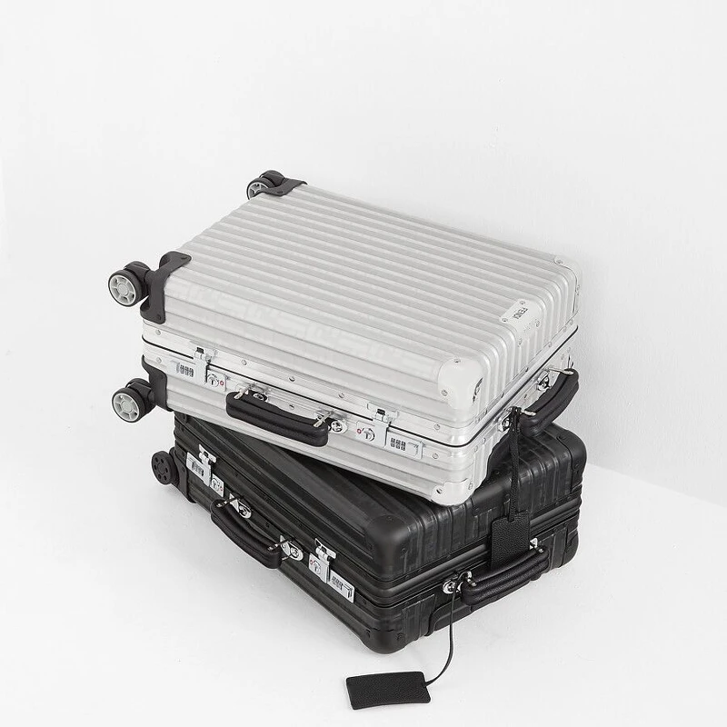 Fendi X RIMOWA聯名系列(黑、銀),NT102,000 Fendi X RIMOWA聯名系列(黑、銀),NT102,000