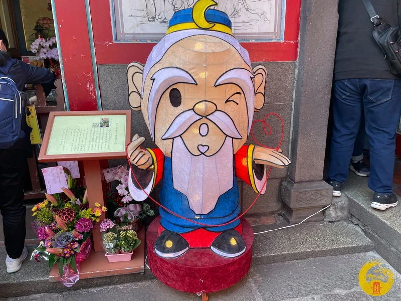 ▲▼不少人認為龍山寺月老相當靈驗。(圖 / 翻攝自財團法人台北市艋舺龍山寺Facebook粉絲專頁) ▲▼不少人認為龍山寺月老相當靈驗。(圖 / 翻攝自財團法人台北市艋舺龍山寺Facebook粉絲專頁)