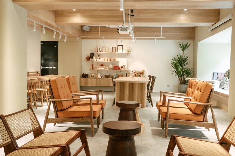 以傢俱座椅簡單的隔開座位空間。 以傢俱座椅簡單的隔開座位空間。