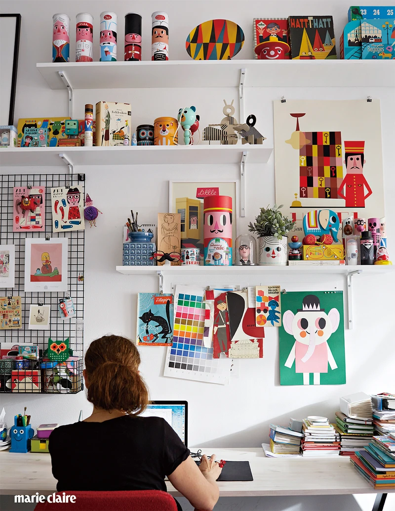 Arrhenius 在工作室書桌上面的架子上擺了很多可愛的東西。