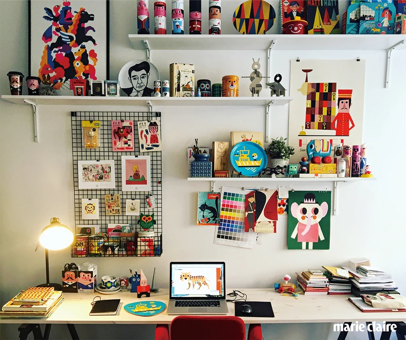 工作室的書桌上方擺滿靈感小物，是她工作室空間裡最喜歡的地方。