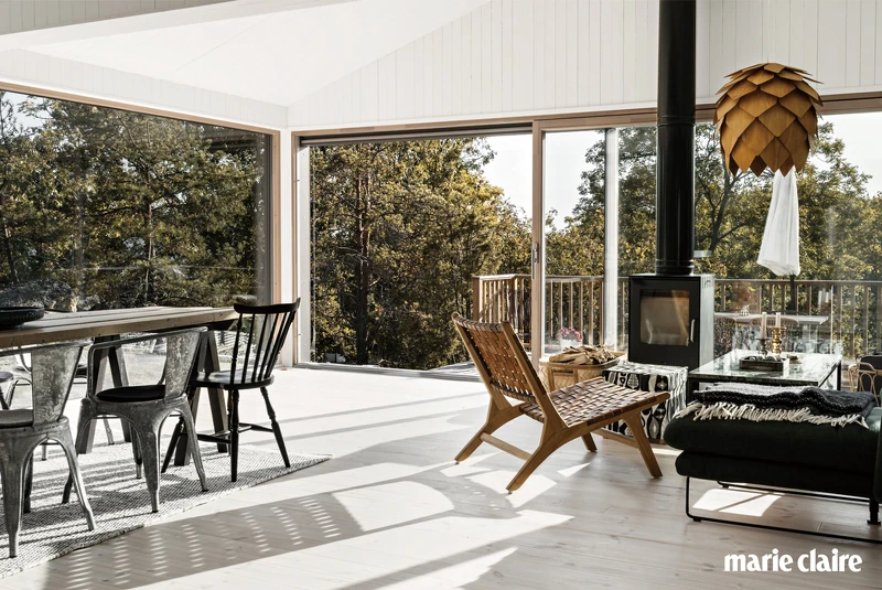 三年前，在過去25年過暑假的小村莊裡蓋了一間避暑小屋，這是夏日小屋的客廳一角，有一面落地窗，採光十分明亮。Photo by Alexander Gårdenberg