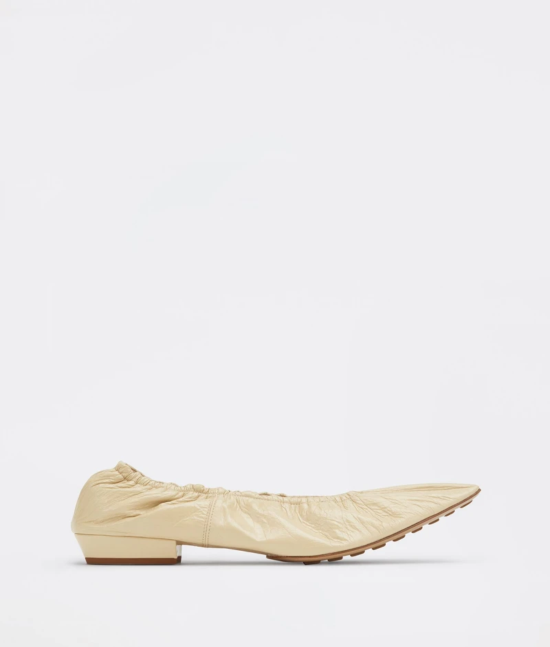 米白色尖頭芭蕾舞鞋,NT22,900。 米白色尖頭芭蕾舞鞋,NT22,900。