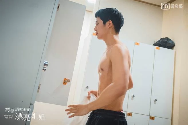 丁海寅 《經常請吃飯的漂亮姐姐》身材線條結實