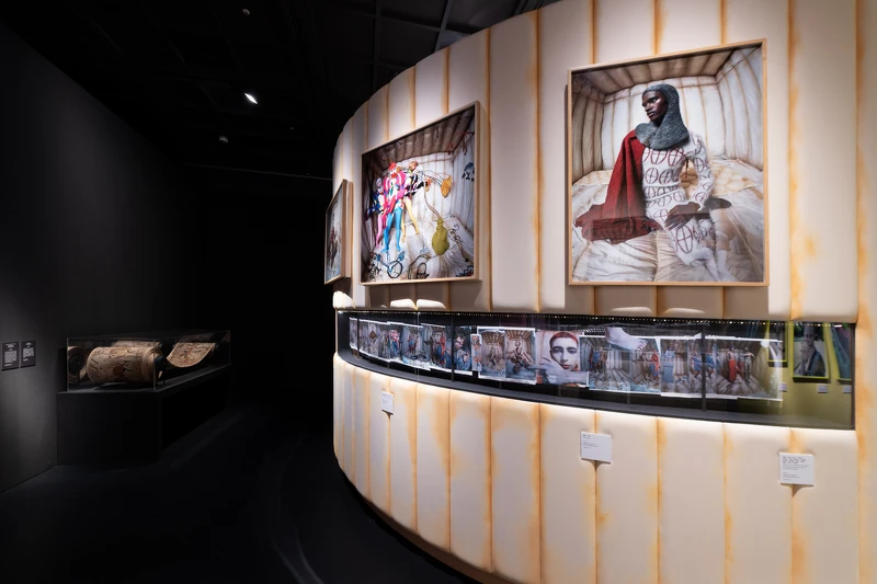 Tim Walker特展-第二展區2-10明日士兵-左為「貝葉掛毯照片」