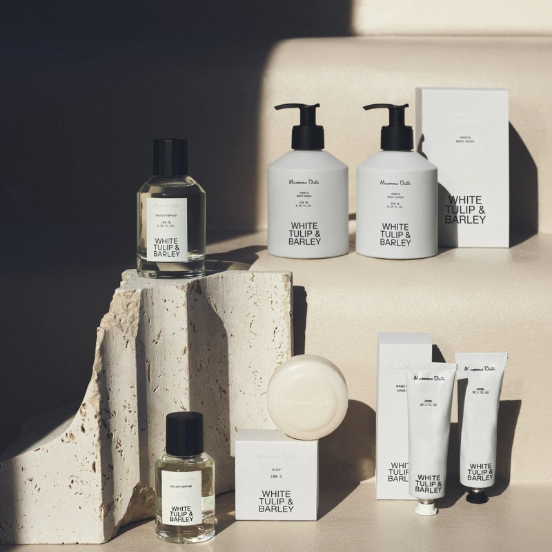 Massimo Dutti 2021年推出米白色系的WHITE TULIP & BARLEY白鬱金大麥香水與身體保養系列。 Massimo Dutti 2021年推出米白色系的WHITE TULIP & BARLEY白鬱金大麥香水與身體保養系列。