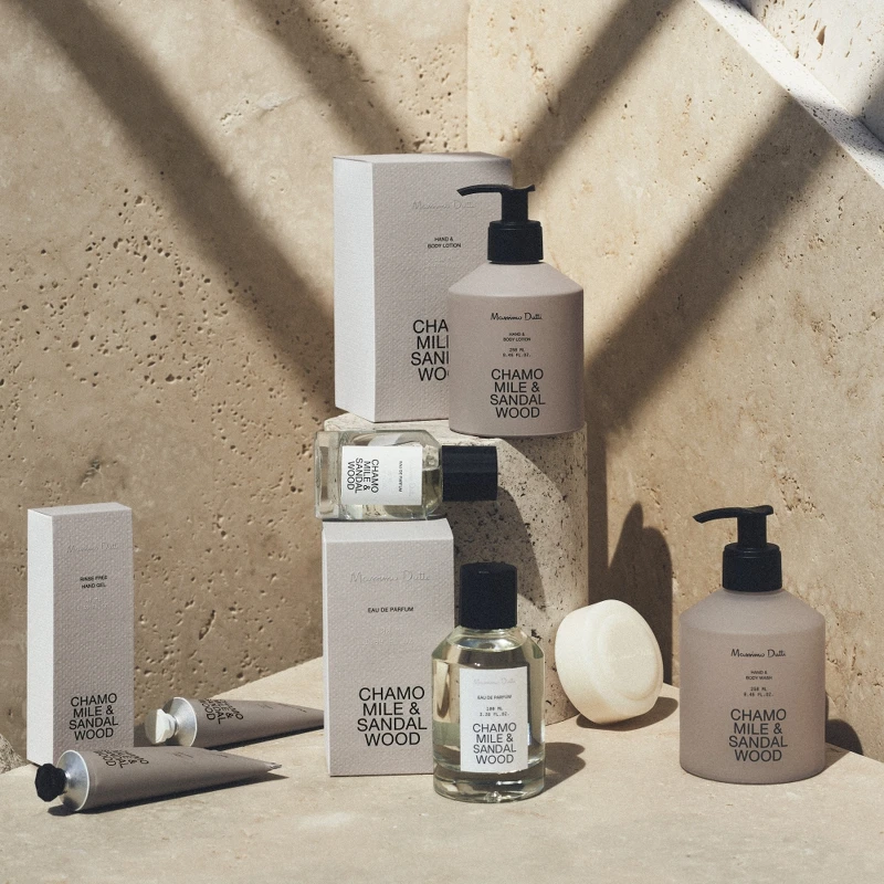 Massimo Dutti 2021年推出灰褐色系的CHAMOMILE & SANDAL WOOD洋甘菊檀香香水與身體保養系列。 Massimo Dutti 2021年推出灰褐色系的CHAMOMILE & SANDAL WOOD洋甘菊檀香香水與身體保養系列。