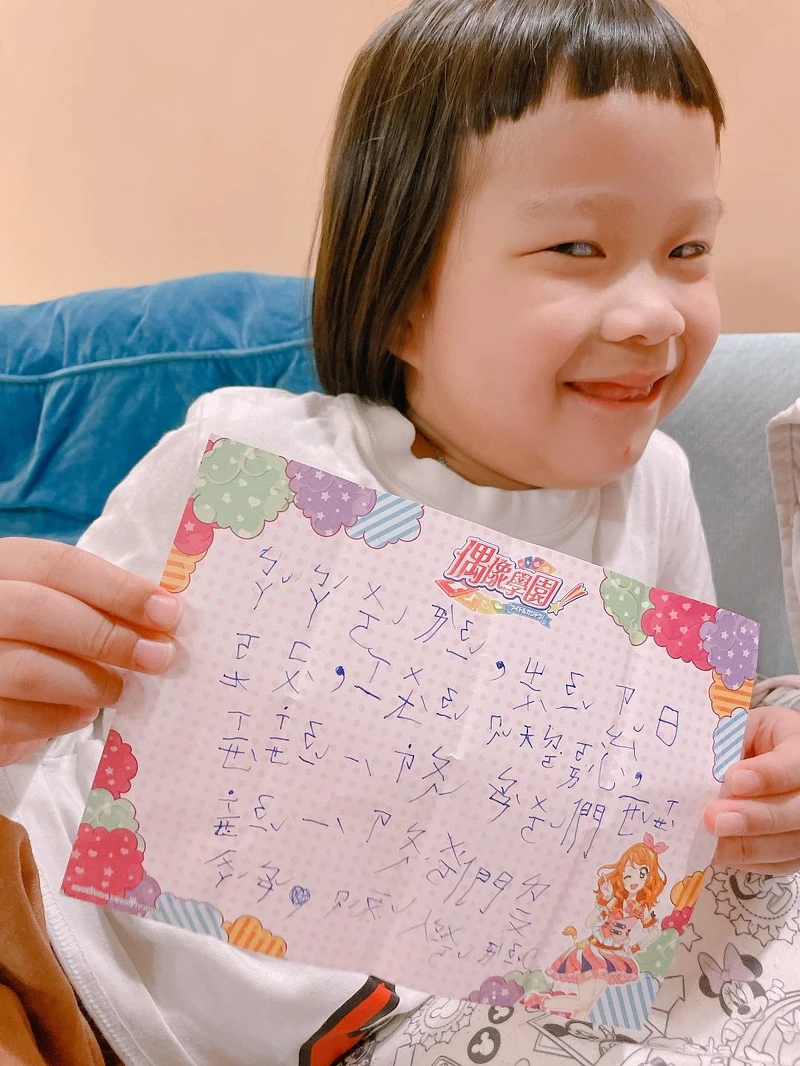 ▲胖球和斯拉每天都會寫信給爸媽告白，但因為斯拉是左撇子，常會寫出鏡像的字。（圖／索尼音樂、胖球人生）