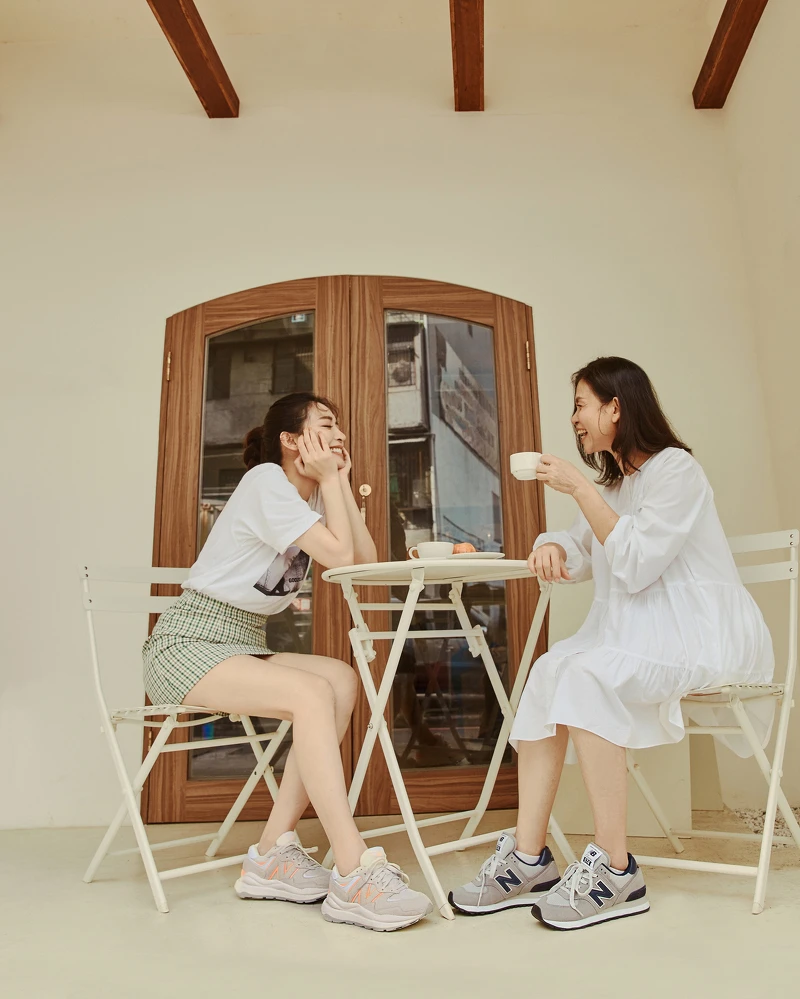 鞋款: 劉芒穿搭(左) W5740HN1、劉芒媽媽穿搭(右) ML574BE2 鞋款: 劉芒穿搭(左) W5740HN1、劉芒媽媽穿搭(右) ML574BE2