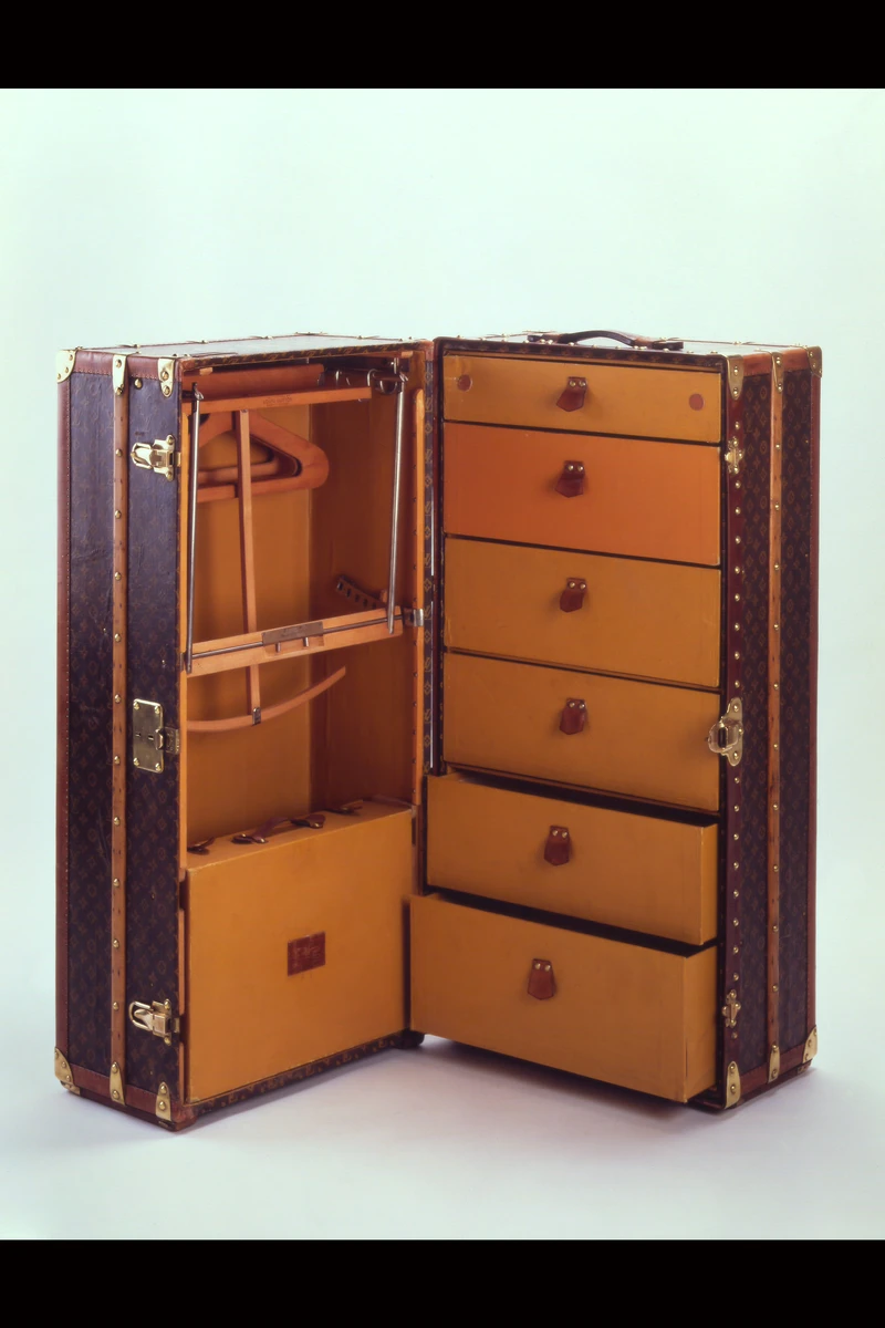 1930年出廠的110 Wardrobe衣箱，以Monogram帆布製造。這款產品自1875年面世，從此旅客便免受收拾行裝之苦。