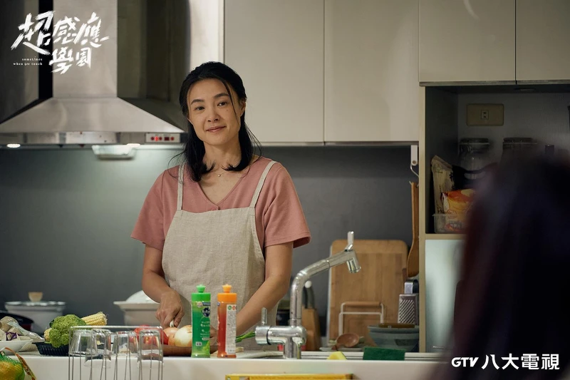 曾珮瑜在八大電視《超感應學園》中飾演母親角色，對劇中兒女有著強烈的控制慾。