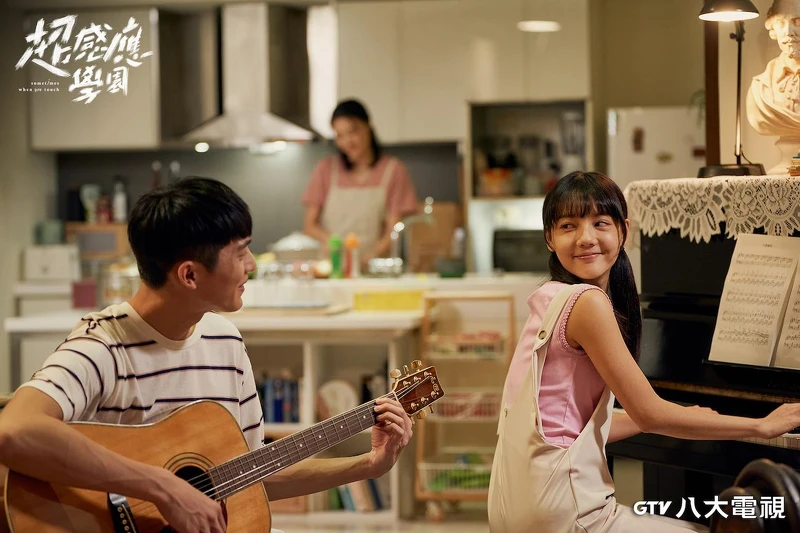 林輝瑝(左）、林思廷（右）在《超感應學園》中飾演曾珮瑜的兒女