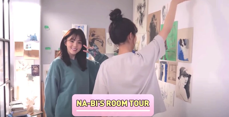 劉娜比 房間牆上畫作有許多是 韓韶禧 親手創作 劉娜比 房間牆上畫作有許多是 韓韶禧 親手創作