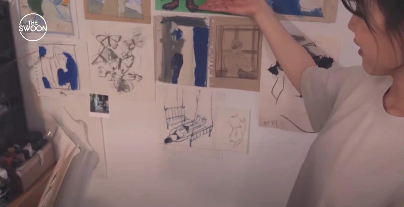 劉娜比 房間牆上畫作有許多是 韓韶禧 親手創作 劉娜比 房間牆上畫作有許多是 韓韶禧 親手創作