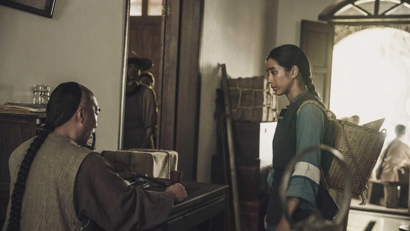 《斯卡羅》温貞菱(右)飾演蝶妹,為求生計來到府城工作 《斯卡羅》温貞菱(右)飾演蝶妹,為求生計來到府城工作