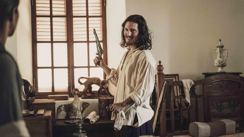 《斯卡羅》周厚安飾演英商洋行經理「必麒麟」,介紹温貞菱所飾演的蝶妹到醫館工作 《斯卡羅》周厚安飾演英商洋行經理「必麒麟」,介紹温貞菱所飾演的蝶妹到醫館工作