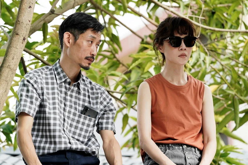 ▲▼父女屋頂談心情節惹哭不少網友。(圖/華視、CATCHPLAY提供) ▲▼父女屋頂談心情節惹哭不少網友。(圖/華視、CATCHPLAY提供)