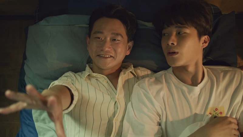 ▲▼宋偉恩為了孝順父母,忍痛和陳家逵談遠距離戀情。(圖/華視、CATCHPLAY提供) ▲▼宋偉恩為了孝順父母,忍痛和陳家逵談遠距離戀情。(圖/華視、CATCHPLAY提供)