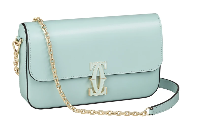 卡地亞SOGO復興館專賣店—獨家販售薄荷綠色系列包款 Double C de Cartier迷你款鍊帶包，參考價格約NT$ 82,000 薄荷綠色小牛皮，金色鍍層飾面和薄荷綠色琺瑯