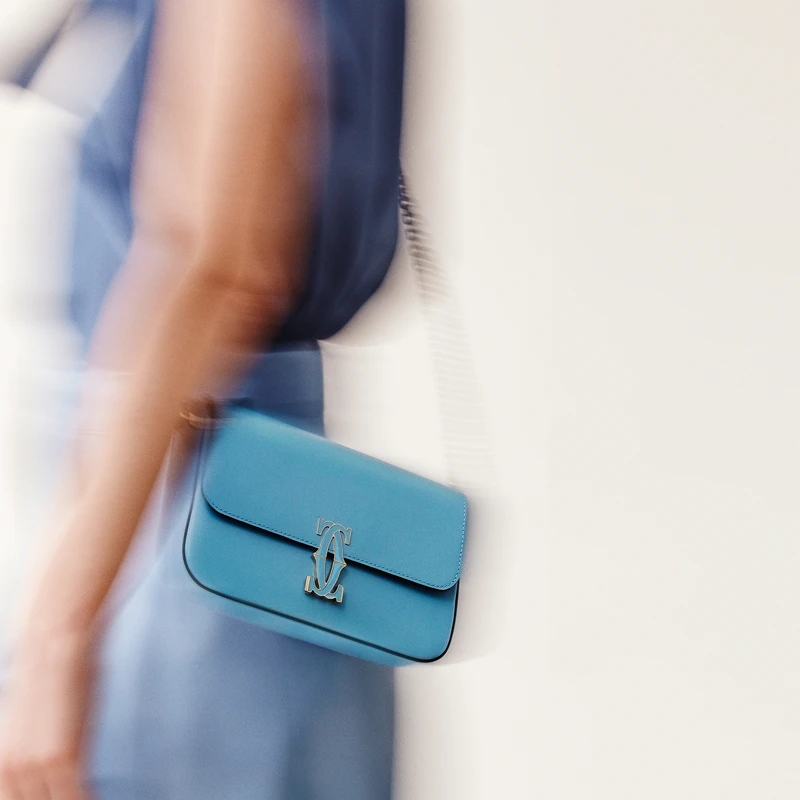 Double C de Cartier迷你款鍊帶包，參考價格約NT$ 82,000 小牛皮，金色鍍層飾面和彩色琺瑯