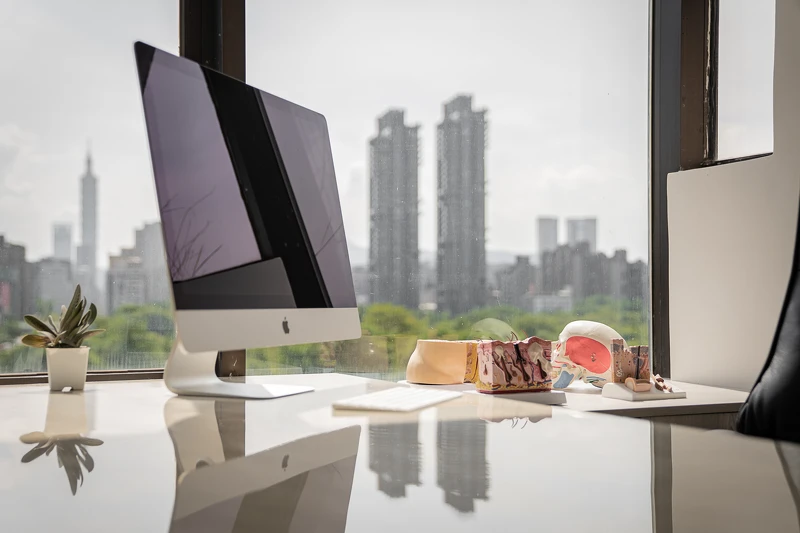 「診間與治療室皆可瞭望台北101與大安森林公園綠景。」 「診間與治療室皆可瞭望台北101與大安森林公園綠景。」