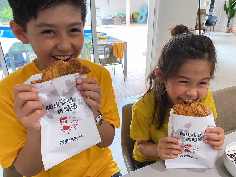 ▲▼兄弟倆超期待回台灣逛夜市。(圖/亞歷媽) ▲▼兄弟倆超期待回台灣逛夜市。(圖/亞歷媽)