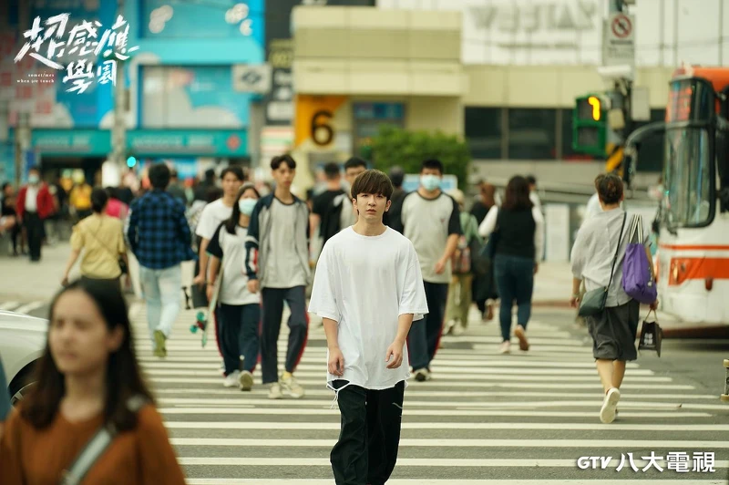 香港男團MIRROR成員盧瀚霆(Anson Lo)因演出港版《大叔的愛》人氣急升，在八大電視《超感應學園》中飾演香港留學生