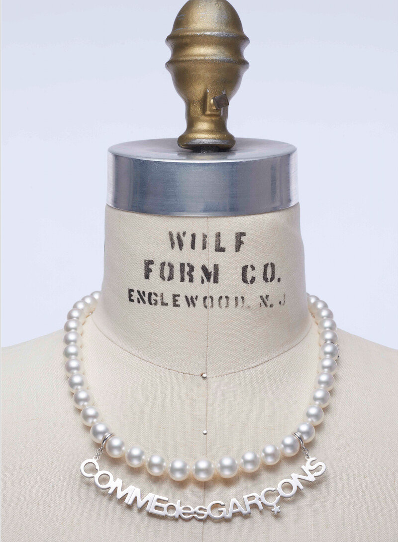 MIKIMOTO x COMME des GARÇ ONS 系列南洋珍珠串鍊 南洋珍珠,珍珠尺寸約 9.00-11.00mm 銀製鍊結,全長約 50cm 參考價格 NT$ 1,140,000 MIKIMOTO x COMME des GARÇ ONS 系列南洋珍珠串鍊 南洋珍珠,珍珠尺寸約 9.00-11.00mm 銀製鍊結,全長約 50cm 參考價格 NT$ 1,140,000