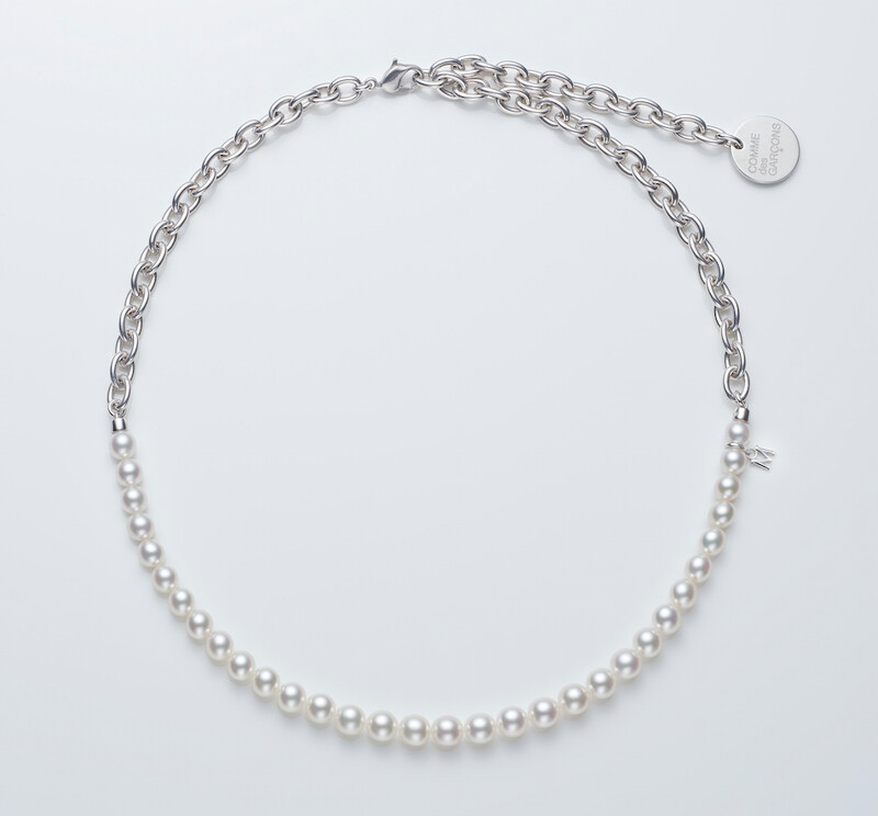 MIKIMOTO x COMME des GARÇ ONS 系列珍珠串鍊 日本 Akoya 珍珠,珍珠尺寸約 6.00mm 銀製鍊結,全長約 50cm 參考價格 NT$ 86,000 MIKIMOTO x COMME des GARÇ ONS 系列珍珠串鍊 日本 Akoya 珍珠,珍珠尺寸約 6.00mm 銀製鍊結,全長約 50cm 參考價格 NT$ 86,000