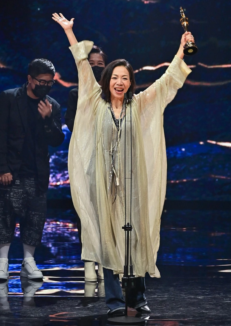 2021金曲獎評審團獎:萬芳/《給你們》 2021金曲獎評審團獎:萬芳/《給你們》