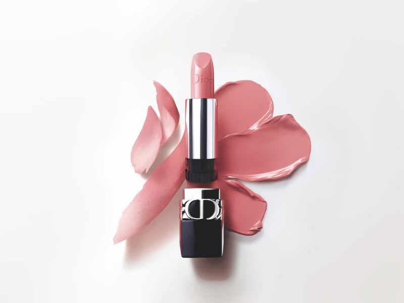 Dior藍星精華唇膏採用可替換式蕊心，延續Dior一直以來永續發展的願景。