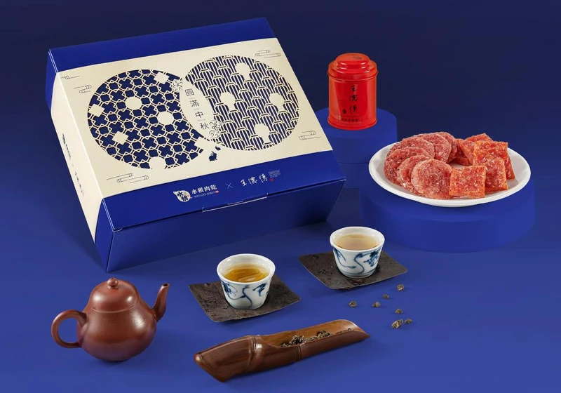 水根肉乾╳王德傳茶莊雙職人聯名限量頂級肉乾茶禮,高雅的外包裝盒中,包含:蒜一口豬肉乾8小包+黑胡椒圓燒肉乾8小包+安尚烏龍1罐30g,三種分別最能代表兩大品牌特色的明星商品! 水根肉乾╳王德傳茶莊雙職人聯名限量頂級肉乾茶禮,高雅的外包裝盒中,包含:蒜一口豬肉乾8小包+黑胡椒圓燒肉乾8小包+安尚烏龍1罐30g,三種分別最能代表兩大品牌特色的明星商品!