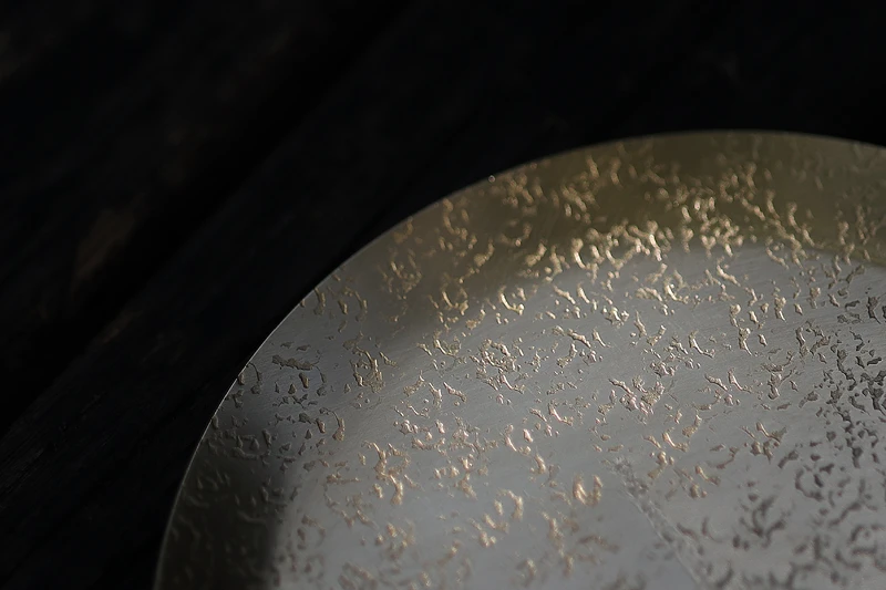 銅盤由八木隆裕先生親自設計敲製。 銅盤由八木隆裕先生親自設計敲製。