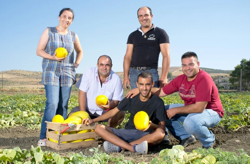 Davines特芬莉地中海天堂頂級護髮系列使用地中海當地小農生產的農產品為主成份，(左)為合作之一的農夫-法蘭切斯卡席夢堤女士