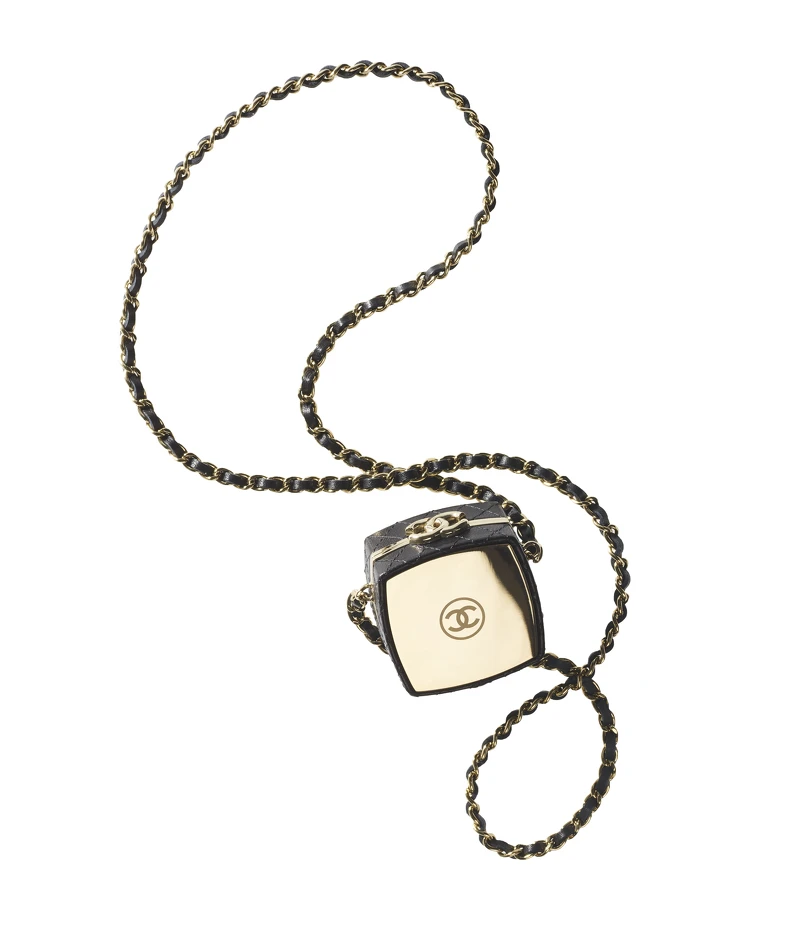 香奈兒黑色皮革鏡面粉餅盒造型皮穿鍊晚宴小包，NT85,000