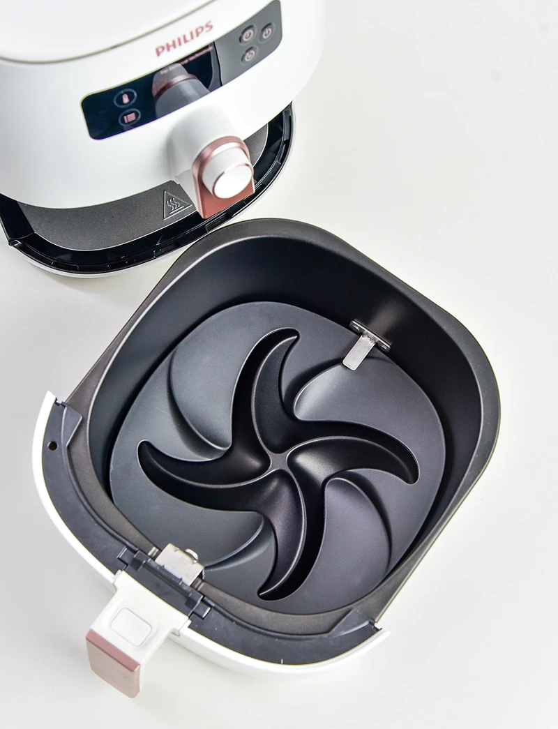 獨特的「雙海星底盤」提高瀝油功效,也能減少油煙。 獨特的「雙海星底盤」提高瀝油功效,也能減少油煙。