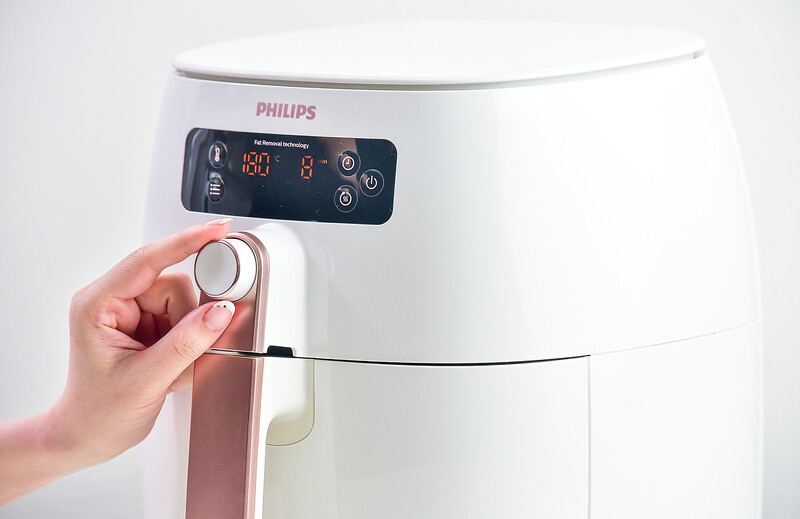 面板採智慧旋鈕。 面板採智慧旋鈕。