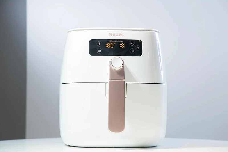 優雅的象牙白機身綴搭奢華玫瑰金把手與 Philips Logo 字樣。 優雅的象牙白機身綴搭奢華玫瑰金把手與 Philips Logo 字樣。