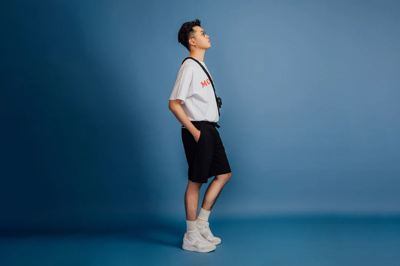 寬版中性短袖上衣,NT1,680、側背包,NT2,100、男性短褲,NT3,980、中筒襪,NT480、REBILAC RUNNER MP鞋款,NT5,980。 寬版中性短袖上衣,NT1,680、側背包,NT2,100、男性短褲,NT3,980、中筒襪,NT480、REBILAC RUNNER MP鞋款,NT5,980。