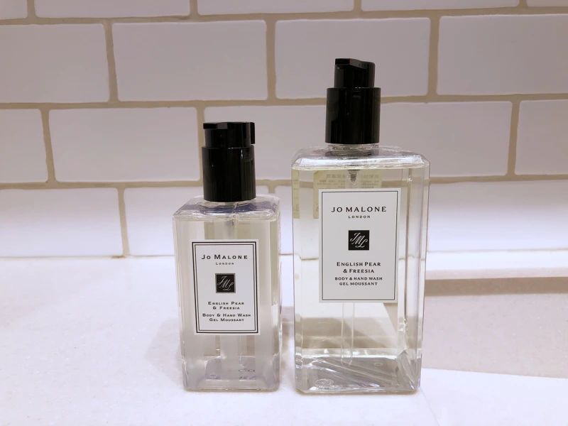 Jo Malone London英國梨與小蒼蘭潔膚露常態版為(左)250ml、(右)限量版500ml Jo Malone London英國梨與小蒼蘭潔膚露常態版為(左)250ml、(右)限量版500ml