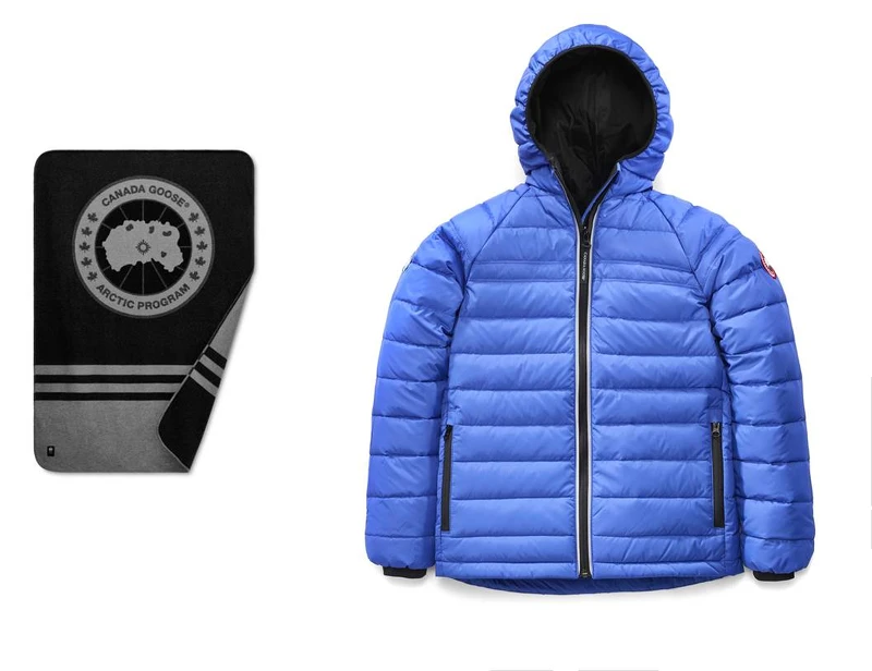 Heavyweight Blanket北境風情純羊毛披毯(Iron Grey),NT19,800、Youth Sherwood Hoody輕羽絨連帽夾克(青少年款)PBI Blue,NT15,800。 Heavyweight Blanket北境風情純羊毛披毯(Iron Grey),NT19,800、Youth Sherwood Hoody輕羽絨連帽夾克(青少年款)PBI Blue,NT15,800。