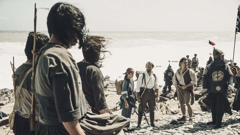 《斯卡羅》劉明燈（右一）領軍，李仙得（右三）、必麒麟（右二）、蝶妹（右四）一行人在山海交界處遇上阿勞楚（左三）帶領族勇盤踞山壁阻擋去路