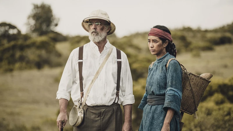 《斯卡羅》外籍演員谷無為（左）飾演萬巴德醫師，經常關心温貞菱飾演的蝶妹