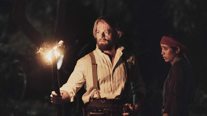 《斯卡羅》「李仙得」法比歐（左）、「蝶妹」温貞菱深入琅?，一路上危機四伏